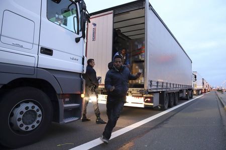 © Reuters. UNE CENTAINE DE POLICIERS ENVOYÉS EN RENFORT À CALAIS