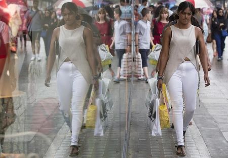 © Reuters. Las ventas minoristas británicas caen por la débil demanda de ropa