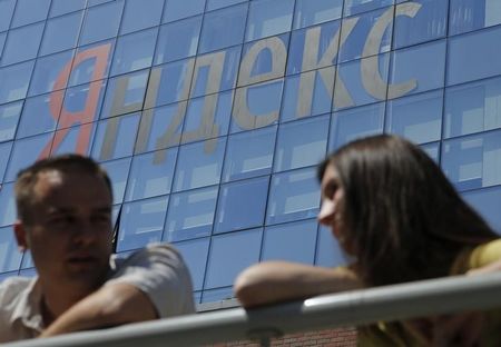 © Reuters. People speak near a Yandex office in Moscow