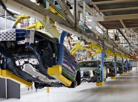 © Reuters. MG6 cars sit on the production line at the MG Longbridge factory in Birmingham