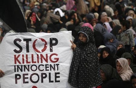 © Reuters. مقتل ثمانية شيعة في هجوم عرقي في باكستان