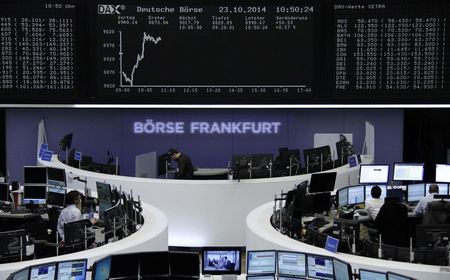 © Reuters. Traders are pictured at their desks in front of the DAX board at the Frankfurt stock exchange