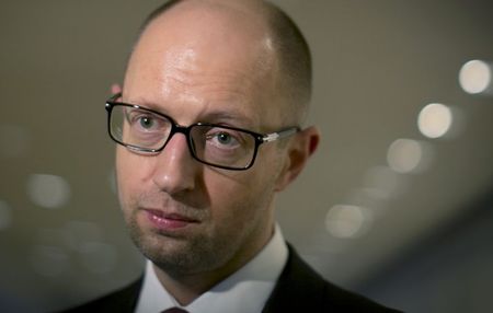 © Reuters. Ukrainian Prime Minister Arseny Yatseniuk gives an interview on the sidelines of the 69th United Nations General Assembly at U.N. headquarters in New York