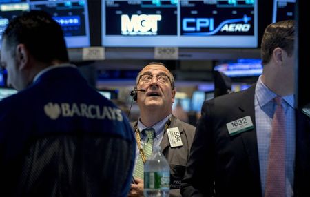 © Reuters. Traders work on the floor of the New York Stock Exchange