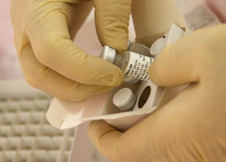 © Reuters. Cientistas do National Microbiology Lab, em Winnipeg, prepara dose experimental de vacina de Ebola para ser enviada à OMS