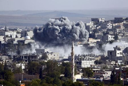 © Reuters. Smoke and dust rise over Syrian town of Kobani after an airstrike, as seen from the Mursitpinar crossing on the Turkish-Syrian border in the southeastern town of Suruc