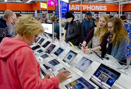 © Reuters. People look at tablet computers at Saturn electronic retailer in newly opened Mall of Berlin shopping centre in Berlin