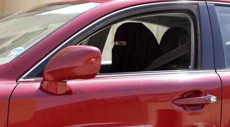 © Reuters. A woman drives a car in Saudi Arabia
