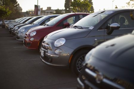 © Reuters. Fiat 500 in una concessionaria 