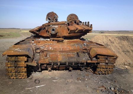 © Reuters. A destroyed T-72 tank  is seen on a battlefield near separatist-controlled Starobesheve