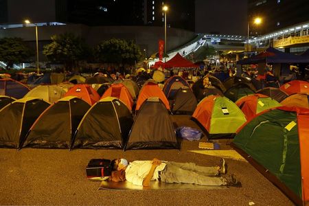 © Reuters. A pro-democracy protester sleeps amongst tents set up in a protesters' encampment in central Hong Kong