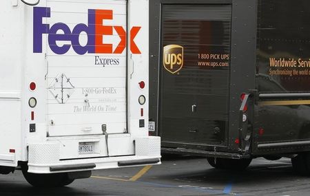 © Reuters. A FedEx truck is parked next to a UPS truck as both drivers make deliveries in downtown San Diego