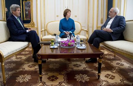 © Reuters. U.S. Secretary of State Kerry, EU Foreign Policy Chief Ashton, and Iran's Foreign Minister Zarif participate in a trilateral meeting in Vienna