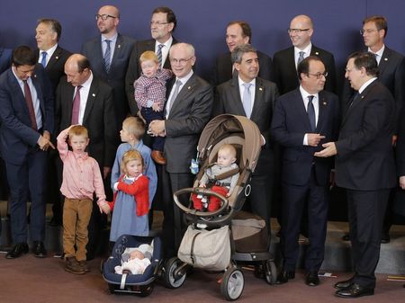 © Reuters. Outgoing European Council President Van Rompuy poses for a family photo with relatives and European leaders during an EU summit in Brussels