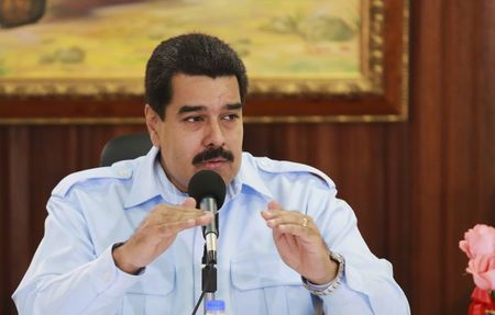© Reuters. Venezuela's President Nicolas Maduro speaks during a meeting at Miraflores Palace in Caracas