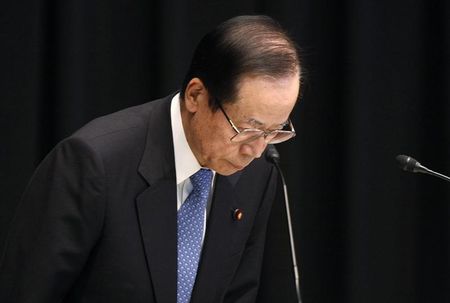 © Reuters. Outgoing Japanese Prime Minister Fukuda bows at the ruling Liberal Democratic Party's parliamentarian meeting at the party's headquarters in Tokyo