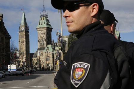 © Reuters. تشديد الاجراءات الأمنية بكندا والشرطة تحقق في الهجوم على البرلمان