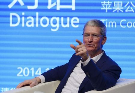 © Reuters. Apple CEO Tim Cook gestures as he speaks at Tsinghua University in Beijing