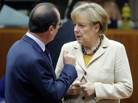 © Reuters. Germany's Chancellor Merkel and France's President Hollande arrive for a working session during an EU summit in Brussels