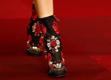 © Reuters. Una modella indossa degli stivaletti Dolce a Gabbana ad una sfilata a Milano 