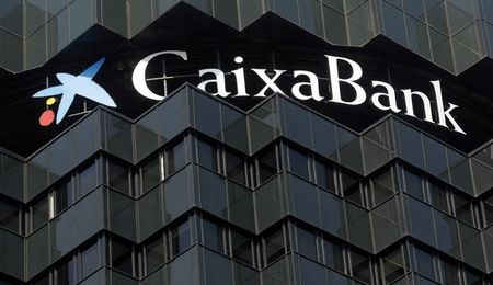 © Reuters. Ibex cotiza plano a media sesión; CaixaBank penalizado