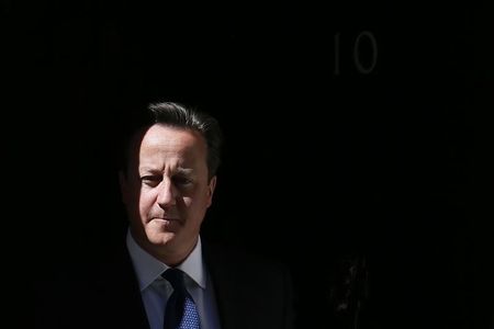 © Reuters. Britain's Prime Minister, Cameron leaves number 10 Downing Street in London