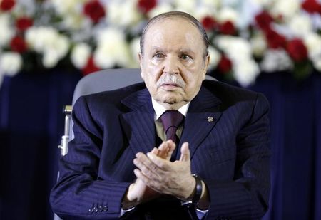 © Reuters. President Abdelaziz Bouteflika claps during a swearing-in ceremony in Algiers