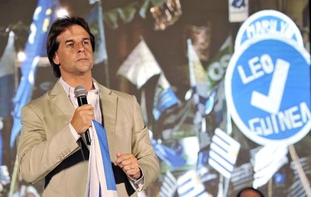 © Reuters. Presidential candidate Luis Lacalle Pou, for the Partido Nacional, gives a speech during his final rally in Las Piedras