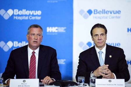 © Reuters. Prefeito de Nova York, Bill de Blasio, e o governador de Estado de Nova York, Andrew Cuomo, durante coletiva de imprensa sobre caso de Ebola, no hospital Bellevue, em Nova York 