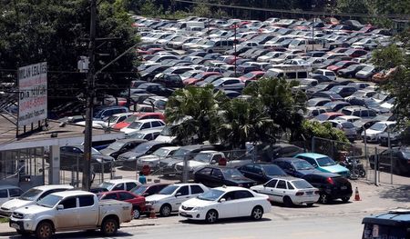 © Reuters. Carros financiados em pátio na rodovia Raposo Tavares, em São Paulo. Os veículos foram tomados pelos bancos após clientes não honrarem o pagamento do empréstimo e irão a leilão.