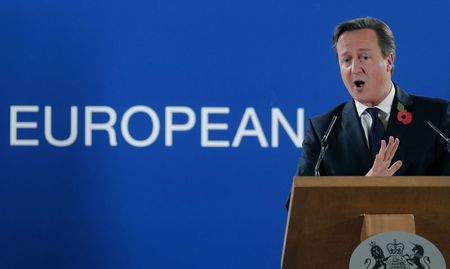 © Reuters. Britain's Prime Minister Cameron attends a news conference after an EU summit in Brussels
