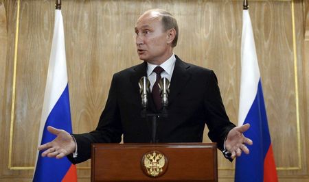 © Reuters. Presidente russo, Vladimir Putin, durante coletiva de imprensa após encontro de países asiáticos e europeus, em Milão 