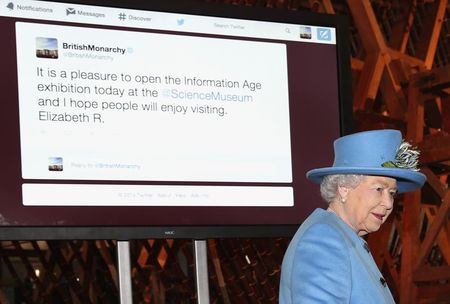 © Reuters. Britain's Queen Elizabeth sends her first Tweet during a visit to the 'Information Age' Exhibition at the Science Museum, in London