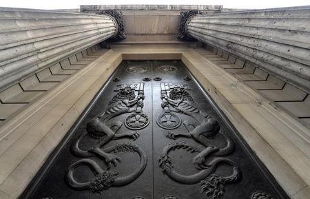 © Reuters. An engraved door is seen on the outside of the Bank of England in the City of London