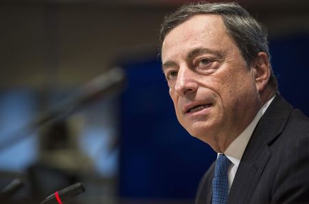 © Reuters. European Central Bank Governor Mario Draghi speaks at a news conference during the World Bank/IMF annual meetings in Washington