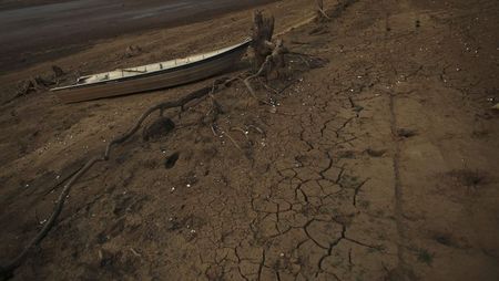 © Reuters. Barco no meio da terra em área da represa Atibainha, em meio à prolongada seca em Nazaré Paulista, no interior de São Paulo, em 17 de outubro de 2014. 