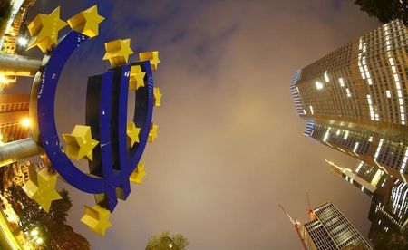 © Reuters. The euro sign landmark is seen at the headquarters of the European Central Bank (ECB) in Frankfurt