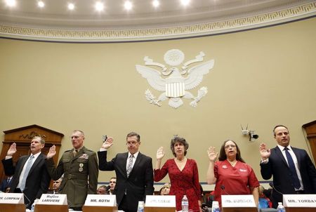 © Reuters. Witnesses are sworn in before testifying at the House Oversight and Government Reform Committee hearing on the Ebola virus in Washington