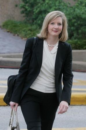© Reuters. Kathryn Ruemmler, deputy director of the Enron Task Force arrives at Federal court in Houston
