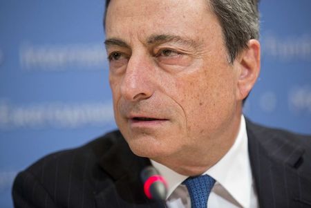 © Reuters. رئيس المركزي الأوروبي يدعو لجهود مشتركة لتفادي الركود بمنطقة اليورو