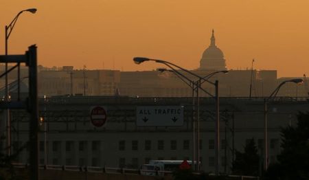 © Reuters. Sunrise over the Capitol on the second day of the government shutdown in Washington