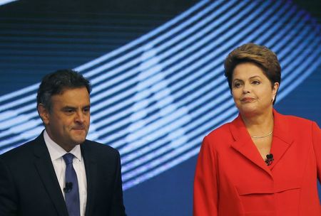 © Reuters. Candidatos à Presidência Aécio Neves (PSDB) e Dilma Rousseff (PT) antes de debate na TV Globo no Rio de Janeiro