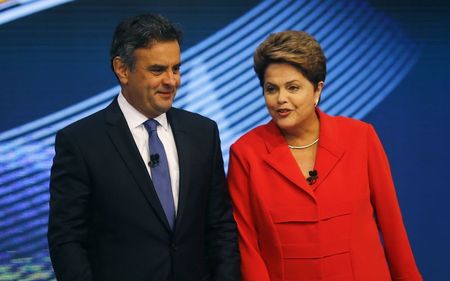 © Reuters. Aécio Neves (PSDB) e Dilma Rousseff (PT) antes de debate no Rio de Janeiro