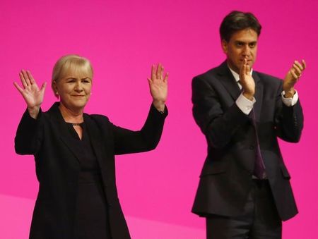 © Reuters. Britain's opposition Labour Party leader Ed Miliband  applauds Scottish Labour Party leader Johann Lamont during Labour's annual conference in Manchester