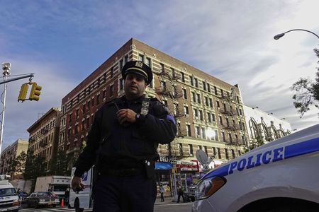 © Reuters. شرطة نيويورك: الرجل الذي نفذ هجوم على رجال الشرطة مسلم والهجوم إرهابي