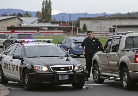 © Reuters. الشرطة تبحث عن الدافع في واقعة إطلاق نار بمدرسة في واشنطن