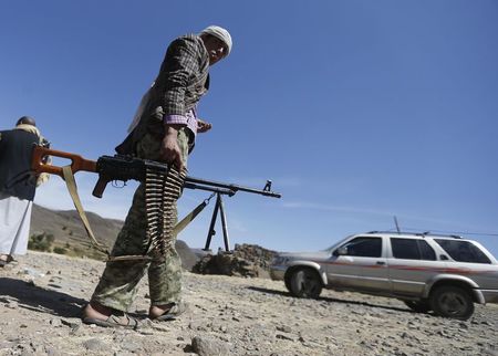 © Reuters. متشددو القاعدة يصدون تقدم الحوثيين الشيعة على معقلهم بوسط اليمن