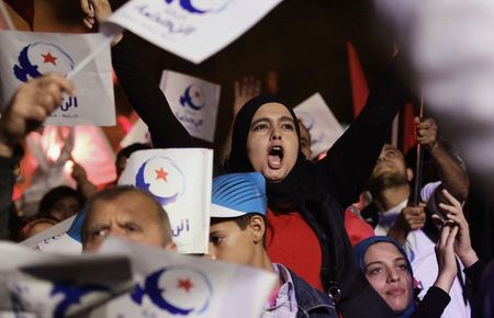 © Reuters. An Islamist Ennahda movement supporter shouts slogans during a campaign event in Tunis