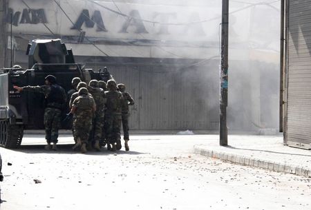 © Reuters. Ejército libanés enfrenta a combatientes islamistas en Trípoli 