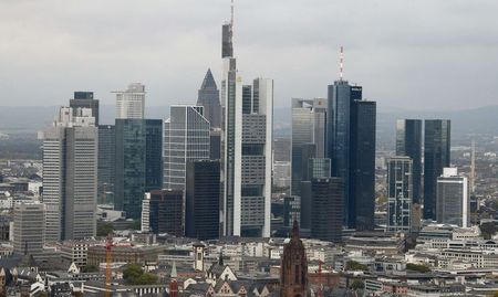 © Reuters. The skyline of the banking district is pictured in Frankfurt